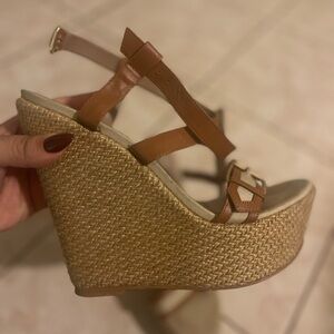 Strappy wedge platform
